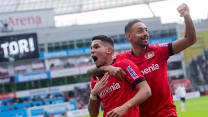<p>Leverkusens Paulinho (links) freut sich nach seinem Tor zum 4:0 mit Karim Bellarabi.</p>