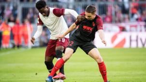 <p>Bundesliga, Bayern München – FC Augsburg, 25. Spieltag in der Allianz Arena. Alphonso Davies vom FC Bayern München (l.) und Raphael Framberger von Augsburg im Zweikampf um den Ball.</p>