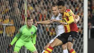 <p>AS-Verteidiger Siebe Blondelle im Duell mit Igor De Camargo.</p>