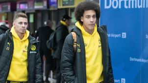 <p>Die Nationalspieler Thorgan Hazard und Axel Witsel (v.l.) beim Abflug nach Paris.</p>