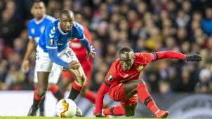 <p>Glasgows Glen Kamara (links) und Leverkusens Moussa Diaby kämpfen um den Ball.</p>