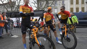 <p>Für Dylan Teuns (links) und seine Mannschaftsgefährten von Bahrain-McLaren ist Paris-Nizza vorzeitig zu Ende gegangen.</p>