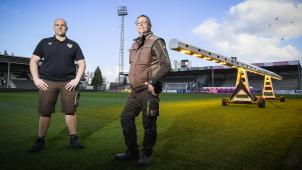 <p>Tobias Winters (l.) und Jürgen Brüll (r.) pflegen die Rasenplätze der AS Eupen gemeinsam mit Mitarbeiter Lahcen Dadnou und Azubi Loic Wimmer.</p>