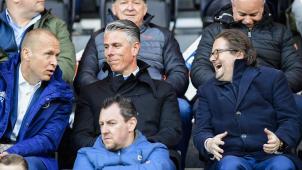 <p>Pär Zetterberg (l.) im März 2019 auf der Tribüne des RSC Anderlecht im Gespräch mit dem damaligen Sportchef Michael Verschueren und Präsident Marc Coucke (r.).</p>