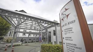<p>In der Klinik St. Josef ist am Wochenende ein 76-jähriger Mann aus der Gemeinde Amel an den Folgen einer Corona-Erkrankung gestorben.</p>