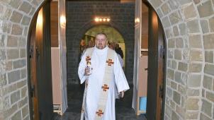 <p>Claude Theis weist darauf hin, in Zeiten von Corona auch Flüchtlinge und andere Menschen, die in ihrer Existenz bedroht sind, nicht zu vergessen.</p>