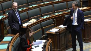 <p>N-VA-Fraktionschef Peter De Roover, Premierministerin Sophie Wilmès und Open-VLD-Vizepremier Alexander De Croo (v.l.n.r.) im (fast) leeren Plenarsaal.</p>