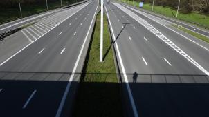 <p>Nur der Pkw-Verkehr auf den Autobahnen nimmt ab, die Zahl der Lastwagen bleibt unverändert.</p>