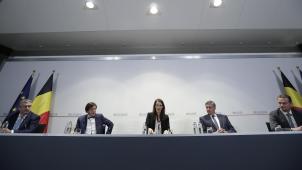 <p>Premier Sophie Wilmès (M.) mit den Ministerpräsidenten Pierre-Yves Jeholet, Elio Di Rupo, Jan Jambon und Oliver Paasch (v.l.)</p>