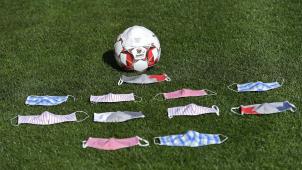 <p>Atemschutzmasken und ein Fußball: Nach der Einschätzung einer Mehrheit der Profivereine ist dies nicht miteinander vereinbar.</p>