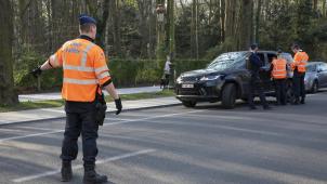 <p>Die Polizei kontrolliert systematisch Autofahrer. Nicht notwendige Fahrten sind verboten.</p>