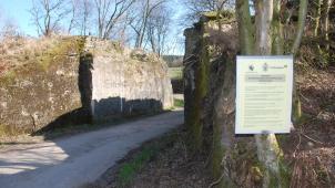<p>Die notwendige Aluminiumbrücke im Rechter Ortsteil Am Stein lässt aus Genehmigungsgründen noch auf sich warten.</p>