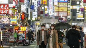 <p>Passanten tragen Masken zum Schutz vor dem neuartigen Coronavirus und gehen durch das Unterhaltungsviertel Kabukicho. Die Debatte, ob man die Masken in der Öffentlichkeit tragen sollte, nimmt in Europa Fahrt auf.</p>