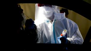 <p>Antikörper lassen sich auch dann nachweisen, wenn ein Mensch kaum oder keine Symptome entwickelt hat, und anders als beim direkten Test auf das Virus auch dann noch, wenn die Infektion schon länger zurückliegt.</p>