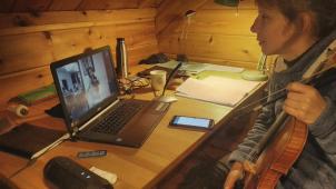 <p>Die Lehrerin verfolgt das Spiel ihrer Schülerin über den Laptop und kann sie so in Zeiten der Coronakrise unterrichten.</p>