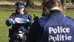 <p>Polizisten kontrollieren die Einhaltung der Corona-Regeln in einem Park.</p>