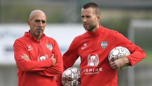 <p>Cheftrainer Angel Cortes (l.) und seine Mannschaft steigen auf.</p>