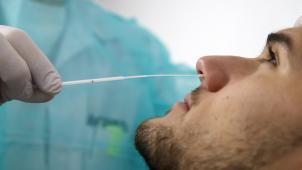 <p>Bei einem diagnostischen Corona-Test kommt ein Nasenwischer zum Einsatz.</p>