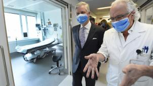 <p>König Philippe besuchte am Mittwoch die Uniklinik von Brüssel (Jette), um dem Krankenhauspersonal bei dessen täglicher Arbeit im Kampf gegen das Coronavirus Mut zuzusprechen.</p>