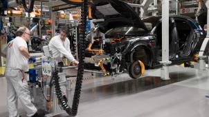 <p>Der Mindestabstand von 1,5 Metern zwischen Beschäftigten ist eine schwierige Voraussetzung im Produktionsablauf der Montagewerke.</p>