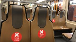 <p>Abstand halten auch im öffentlichen Verkehr: Sitzverbote in der Brüsseler U-Bahn</p>