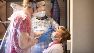<p>Corona-Test im Altenheim: Bei einem Personalmitglied wird ein Abstrich aus der Nase genommen.</p>