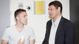 <p>Martin Hissel (r., mit AS-Spieler Nils Schouterden) zählt das Sportrecht zu seinen Fachgebieten.</p>