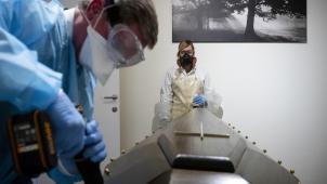 <p>Auch Bestattungsunternehmer müssen ihr Personal vor Ansteckungen mit dem Coronavirus schützen.</p>