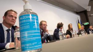 <p>Pressekonferenz von Premier Sophie Wilmès (3.v.r.) mit den regionalen Ministerpräsidenten: Oliver Paasch, Rudi Vervoort, Elio Di Rupo, Jan Jambon und Pierre-Yves Jeholet (v.l.n.r.).</p>