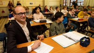 <p>Der flämische Bildungsminister Ben Weyts (links) Ende des letzten Jahres beim Besuch einer Schule. Mit seiner Anregung, über eine Verlängerung des Schuljahres nachzudenken, hat er Wirbel ausgelöst.</p>