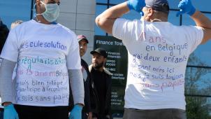 <p>Vor dem Finanzturm in Brüssel haben Migranten ohne gültige Papiere am Montag demonstriert.</p>