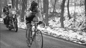 <p>Bernard Hinault setzte 80 Kilometer vor dem Ziel zum Angriff an.</p>