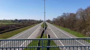 <p>Blick von der Autobahnbrücke in Lontzen, als der Verkehr noch zäher floss.</p>