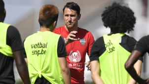 <p>Die Spieler von Cheftrainer Benat San José halten sich im „Homeoffice“ fit.</p>