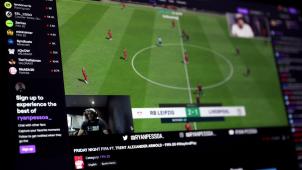 <p>Auch Fußballprofis wie der Liverpooler Trent Alexander-Arnold (hier gegen den professionellen FIFA-Spieler Ryan Pessoa) greifen momentan vermehrt zum Controller.</p>