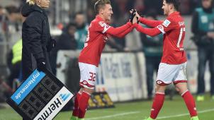 <p>Der Mainzer Jairo Samperio (rechts) wird bei seiner Auswechslung im Oktober 2017 vom Mainzer Pablo de Blasis abgeklatscht.</p>