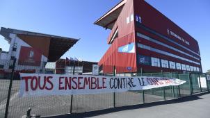 <p>Die Bewältigung der Coronakrise erweist sich auch im Profifußball als besonders knifflige Aufgabe.</p>