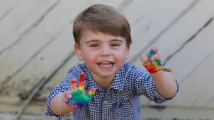 <p>Das vom Kensington-Palast zur Verfügung gestellte Foto zeigt den britischen Prinz Louis, der am 23. April seinen zweiten Geburtstag feierte, beim Malen mit Fingerfarben in Regenbogenfarben. Der Regenbogen ist zum Symbol der Hoffnung und der Unterstützung für das medizinische Personal in der Corona-Krise geworden.</p>