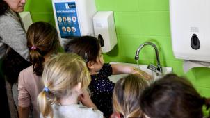<p>Kinder waschen sich Mitte März in einer flämischen Primarschule die Hände.</p>