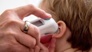 <p>Bei einem Kind wird die Temperatur gemessen. In mehreren europäischen Ländern sind bei Kindern ungewöhnlich schwere Erkrankungen festgestellt worden, darunter in Belgien und Deutschland.</p>