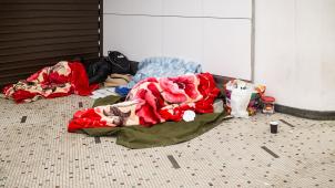 <p>Obdachlose in einer Bahnunterführung in Brüssel.</p>