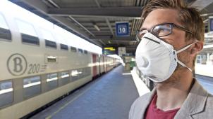 <p>Mundschutzpflicht: In Bahnhöfen und öffentlichen Verkehrsmitteln müssen fortan Mund und Nase edeckt sein.</p>