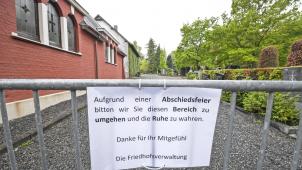 <p>Während der Trauerfeier sind die Friedhofsbesucher in Eupen angehalten, die Privatsphäre der Angehörigen zu respektieren. Dementsprechend ist der Raum abgetrennt.</p>