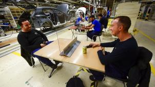 <p>Auch in der Volvo-Fabrik in Gent wurde die Arbeit am Montag wieder aufgenommen – unter Einhaltung des Sicherheitsabstandes, wenn nötig mithilfe von Plexiglas.</p>