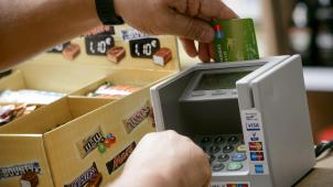 <p>Die Coronavirus-Pandemie hat zur Folge, dass in Belgien immer häufiger mit Geldkarte gezahlt wird. Auf Bargeld wird mehr und mehr verzichtet. Nach Angaben des Wirtschaftsministeriums darf aber ein Geschäft die Zahlung mit Bargeld nicht verweigern. Dafür gibt es keine gesetzliche Grundlage.</p>