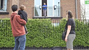 <p>Ab Sonntag darf diese Familie bei der Oma rein. Der Mindestabstand muss aber eingehalten werden.</p>