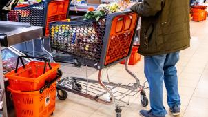 <p>Obwohl seit dem 1. Mai wieder Sonderangebote zugelassen sind, bleibt der Einkaufswagen im Supermarkt teuer.</p>