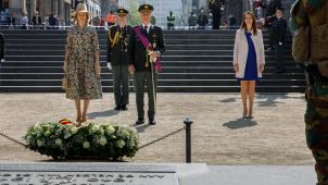 <p>König Philippe und Königin Mathilde mit Premierministerin Sophie Wilmès (r.) am Grab des Unbekannten Soldaten.</p>