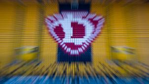 <p>Hochgeklappte Sitze und ein Dynamo Logo sind im Rudolf-Harbig-Stadion zu sehen.</p>