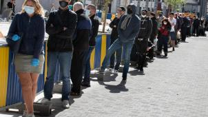 <p>„Nicht sehr ermutigend“: Kunden stehen am Montagmorgen Schlange in der Brüsseler Einkaufsstraße Rue Neuve.</p>